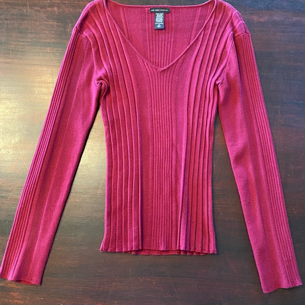 New York and Company Pink Ribbed V-Neck Long Sleeve Sweater, size medium - Picture 1 of 2